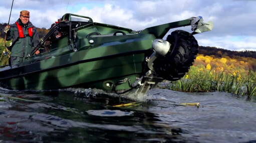 Лодка прёт по корягам, топляку и мелям